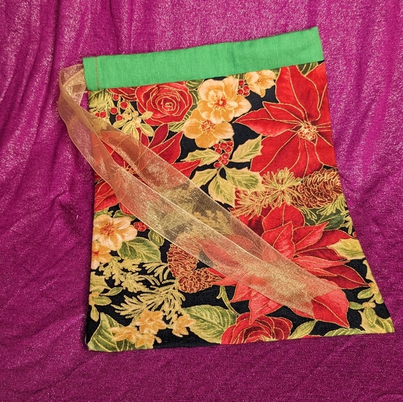 Reusable fabric Christmas giftbag with poinsettias and gold ribbon - Picture 2 of 4